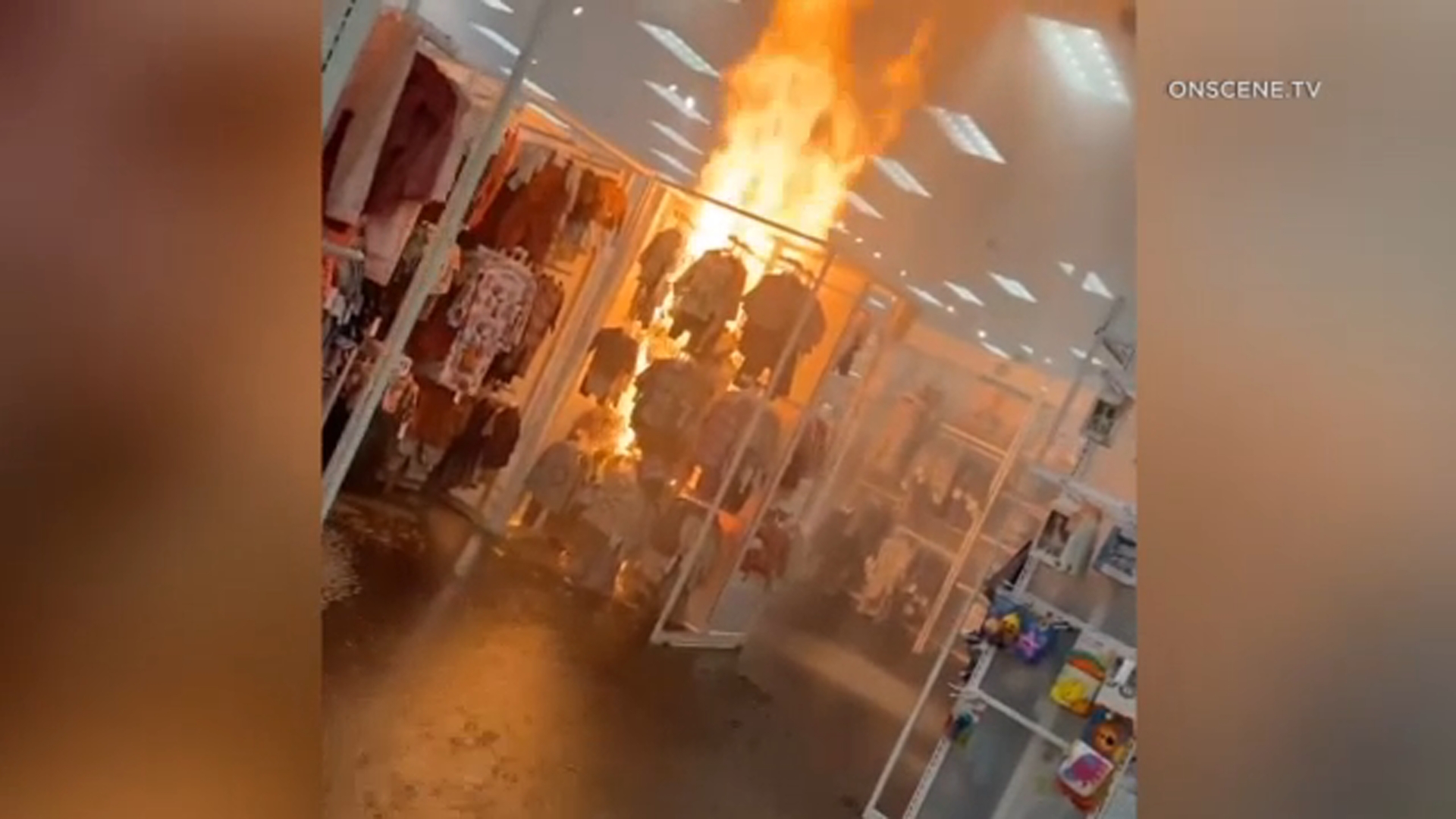 Compradores evacuados de Target tras incendio en sección infantil