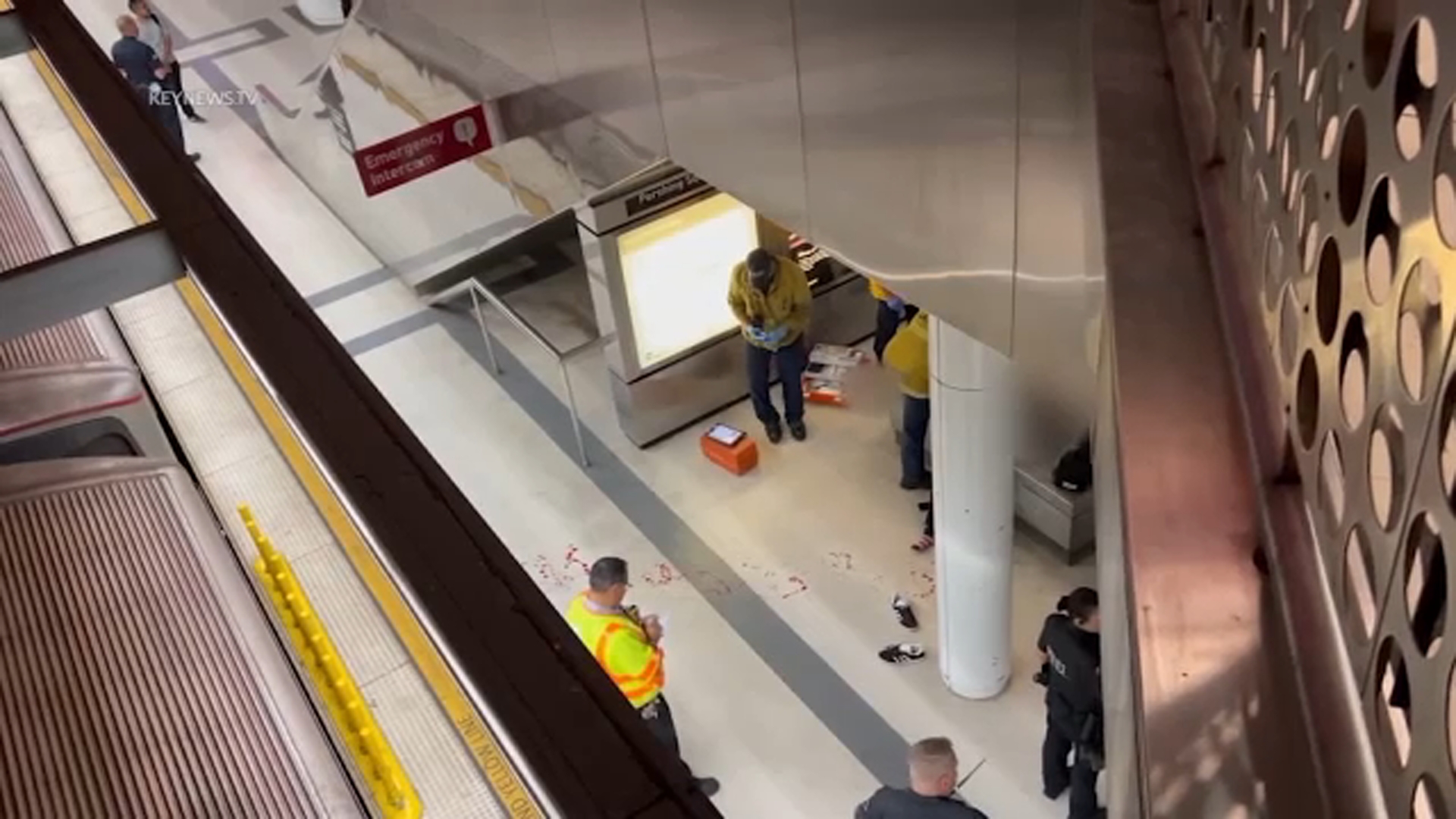 Hombre muere apuñalado en estación de Metro en centro de Los Ángeles