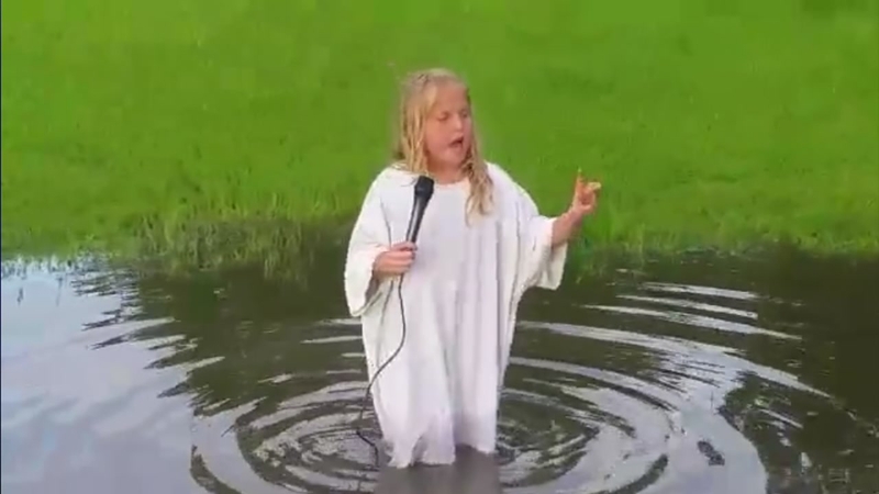 Reporter Kaitlin Mcculley Gets Help Covering Brazoria Co Flooding Abc13 Houston