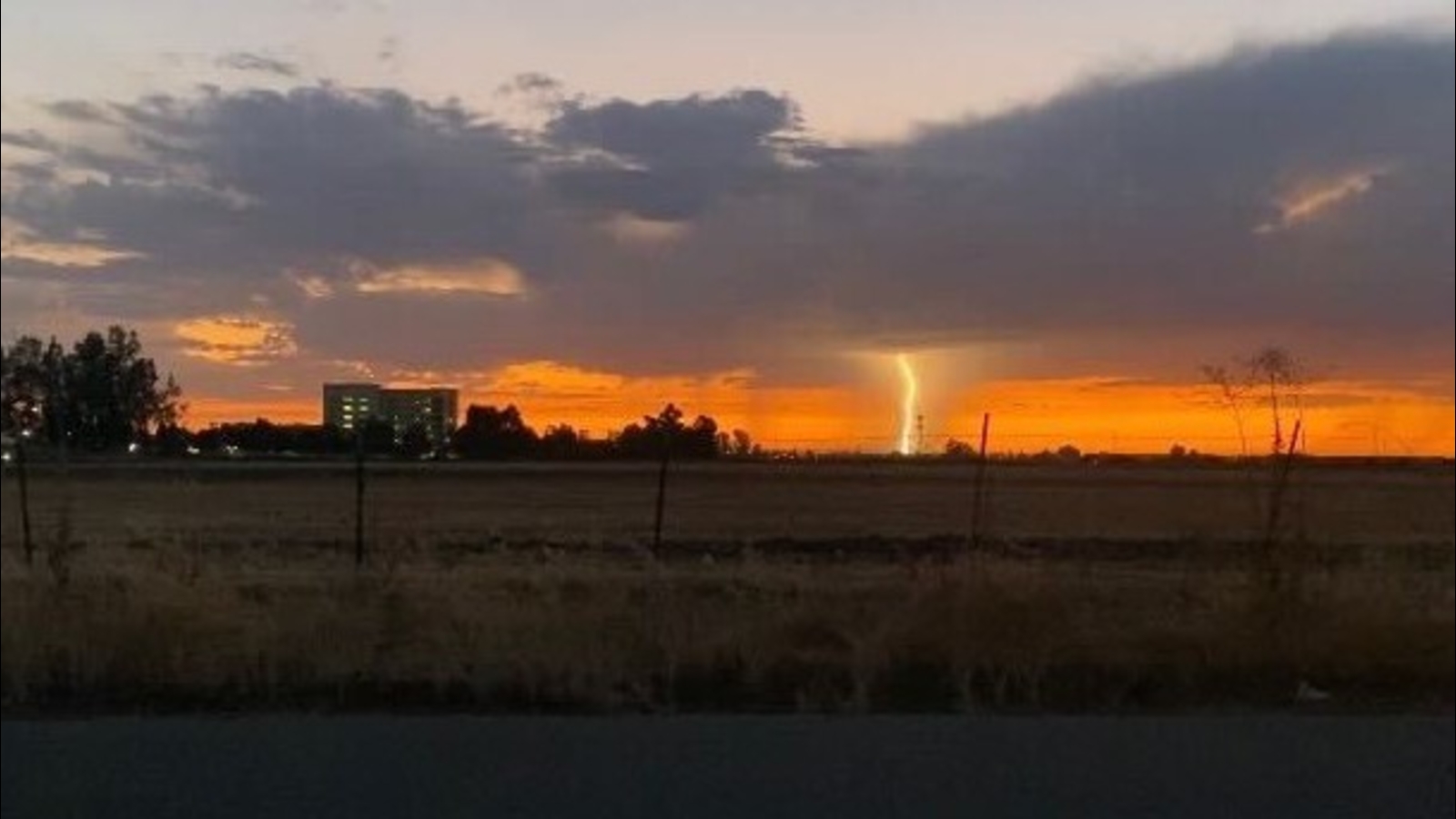 Lightning strike captured on camera in Merced - Vimarsana News