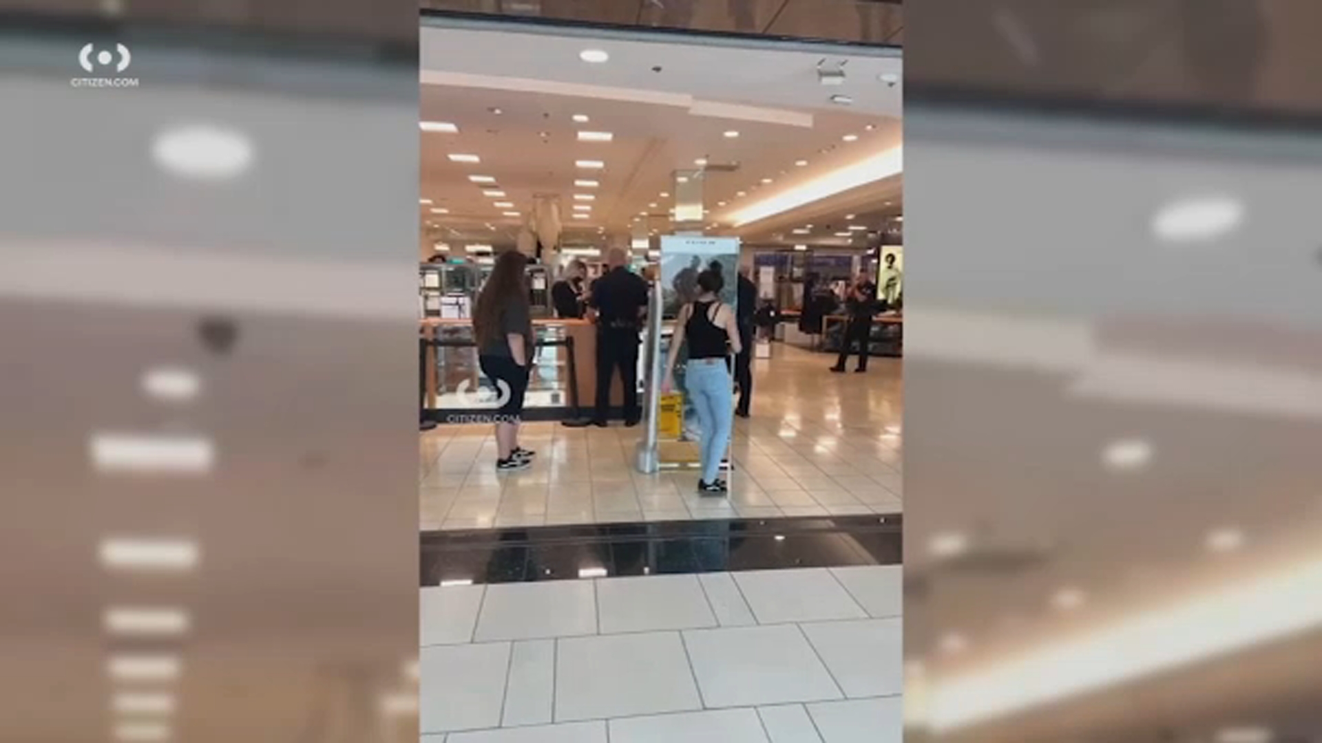 Sospechosos con martillos roban tienda Macy's en Northridge
