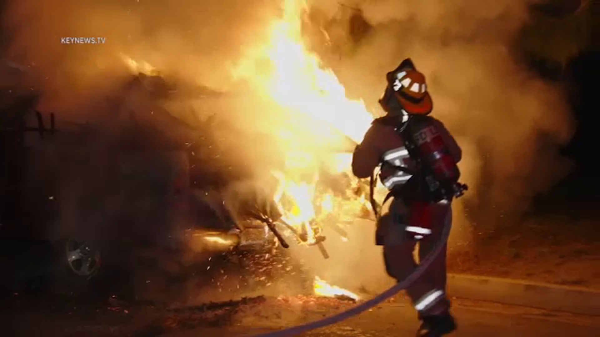 Buscan al sospechoso de una serie de incendios en Reseda
