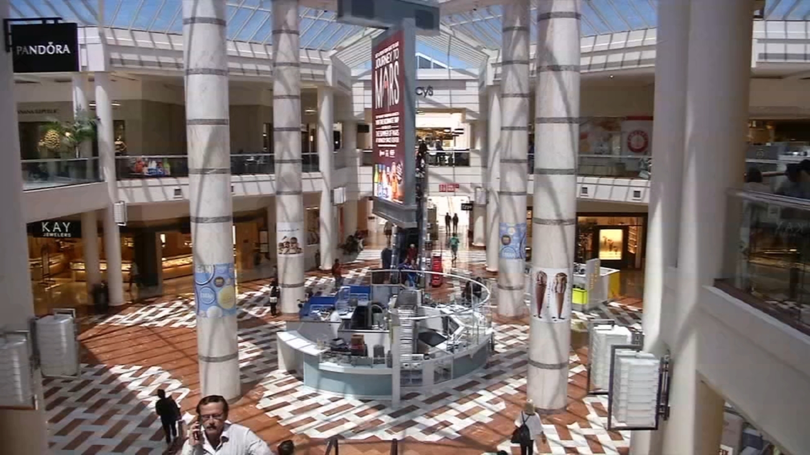 American Eagle suing Westfield owners for letting San Francisco mall deteriorate American Eagle suing Westfield owners for letting San Francisco mall deteriorate