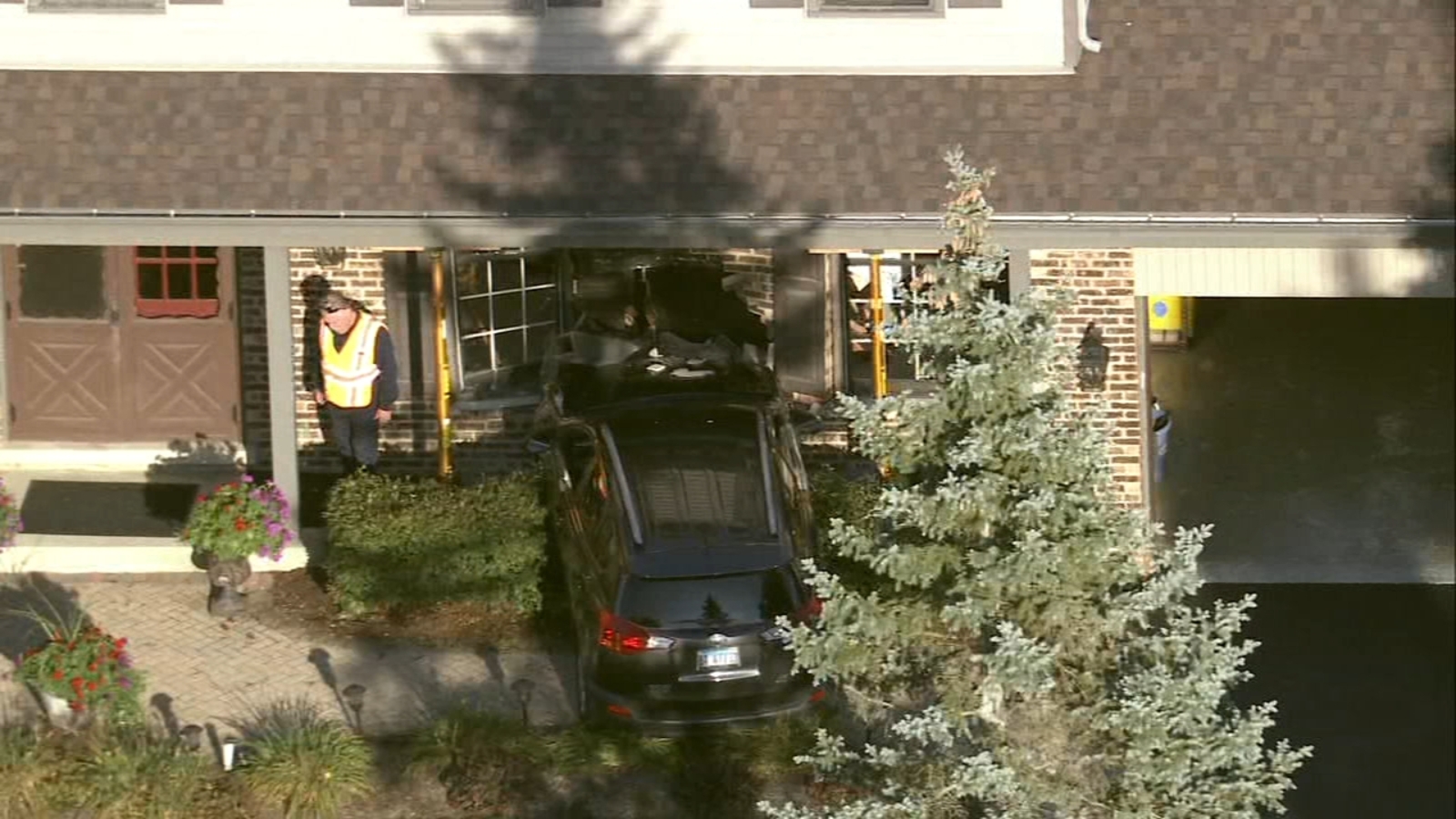 Rolling Meadows car crash: Vehicle crashes into home in Rolling Meadows near South Quentin Road and Silent Brook Lane - Vimarsana News