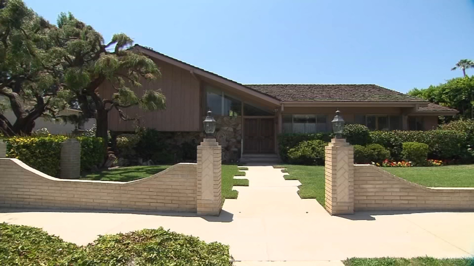 'Brady Bunch' house sold HGTV renovated home sells for 3.2