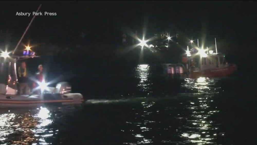 2 rescued, 1 missing after boat capsizes