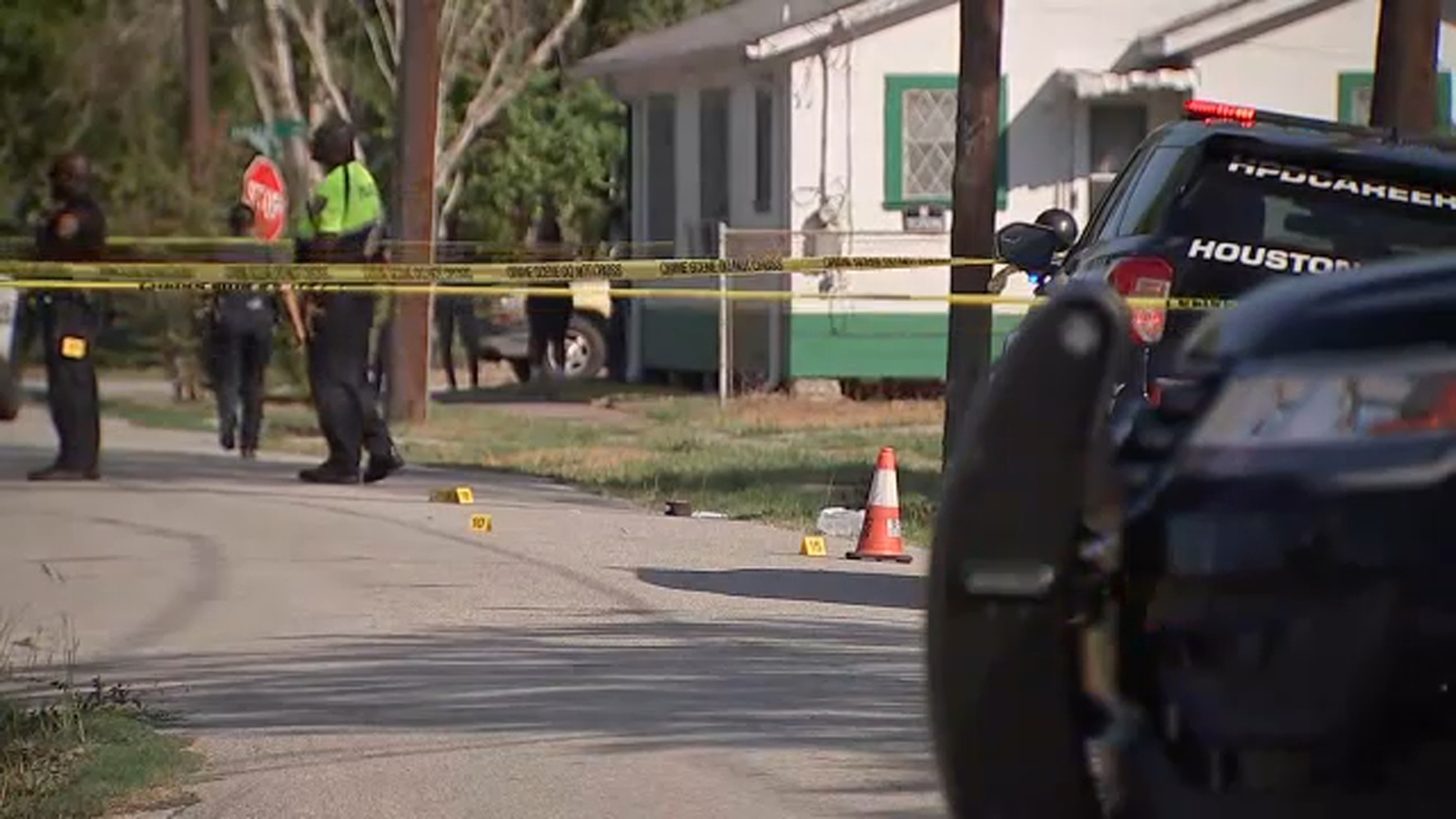 1 man killed suspected shooter at large as TSU and UH officers assist HPD police say 1 man killed suspected shooter at large as TSU and UH officers assist HPD police say