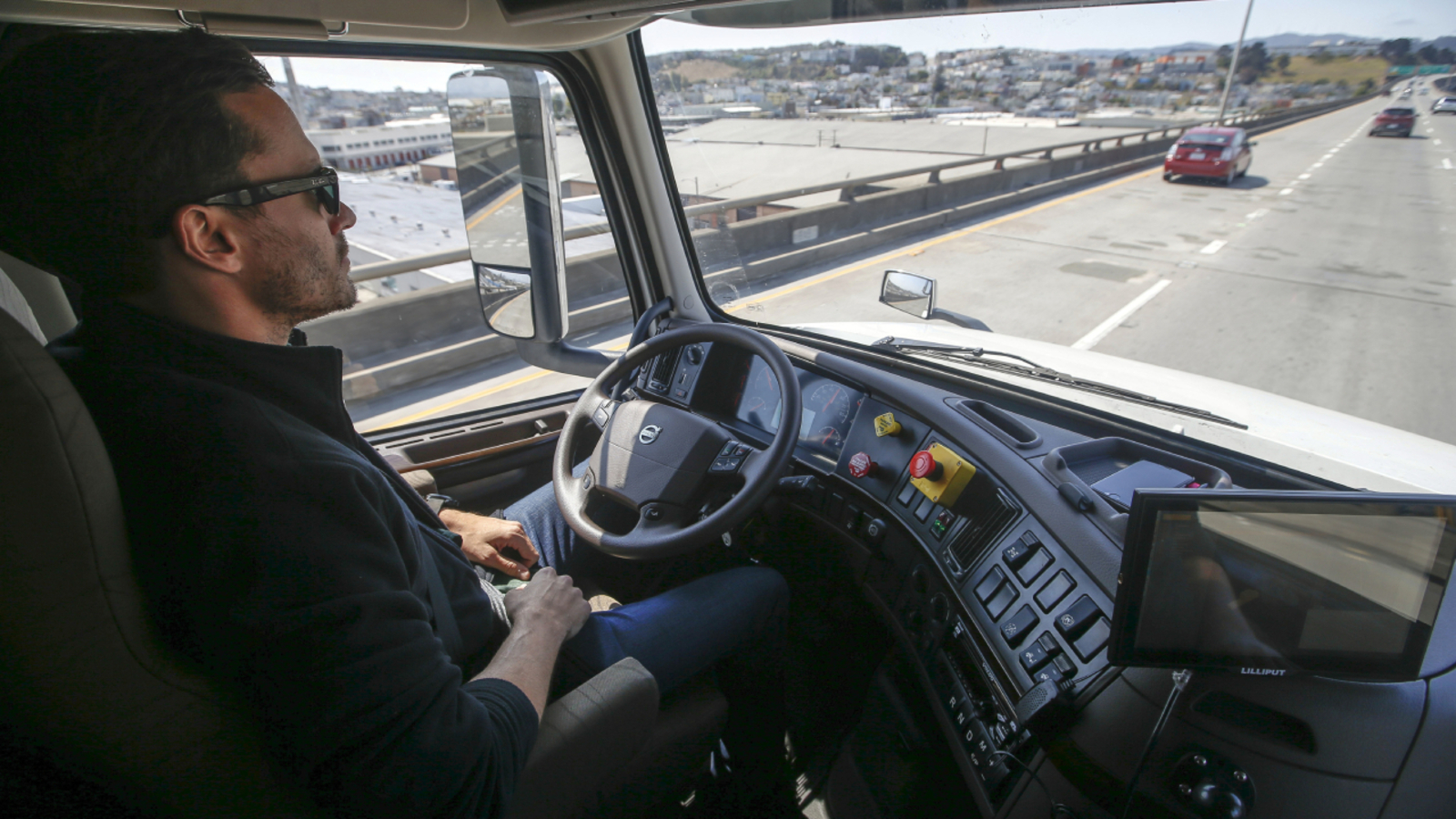California bill to have humans drivers ride in autonomous trucks is vetoed by Newsom