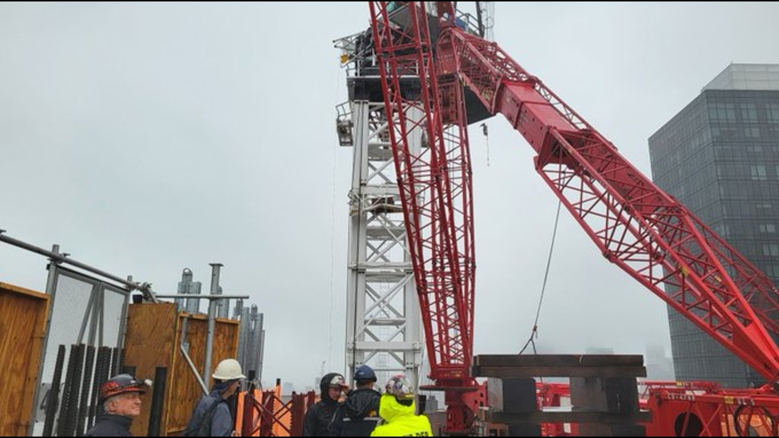 Lincoln Tunnel traffic delays as crews work to remove pieces of NYC crane collapse - Vimarsana News