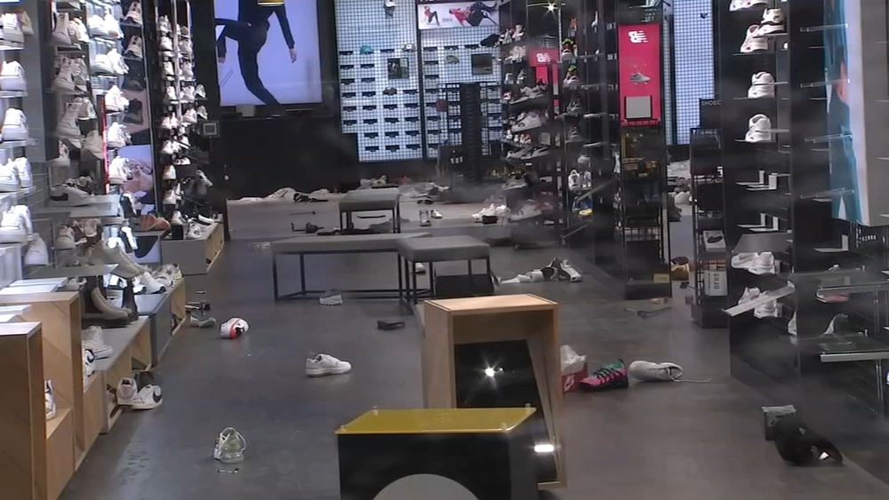 Looting erupts in Center City, spreads to other parts of Philadelphia
