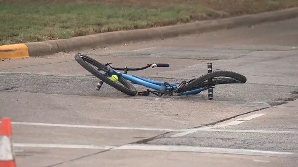 Pickup truck driver collides with cyclist in SW Houston, police say 