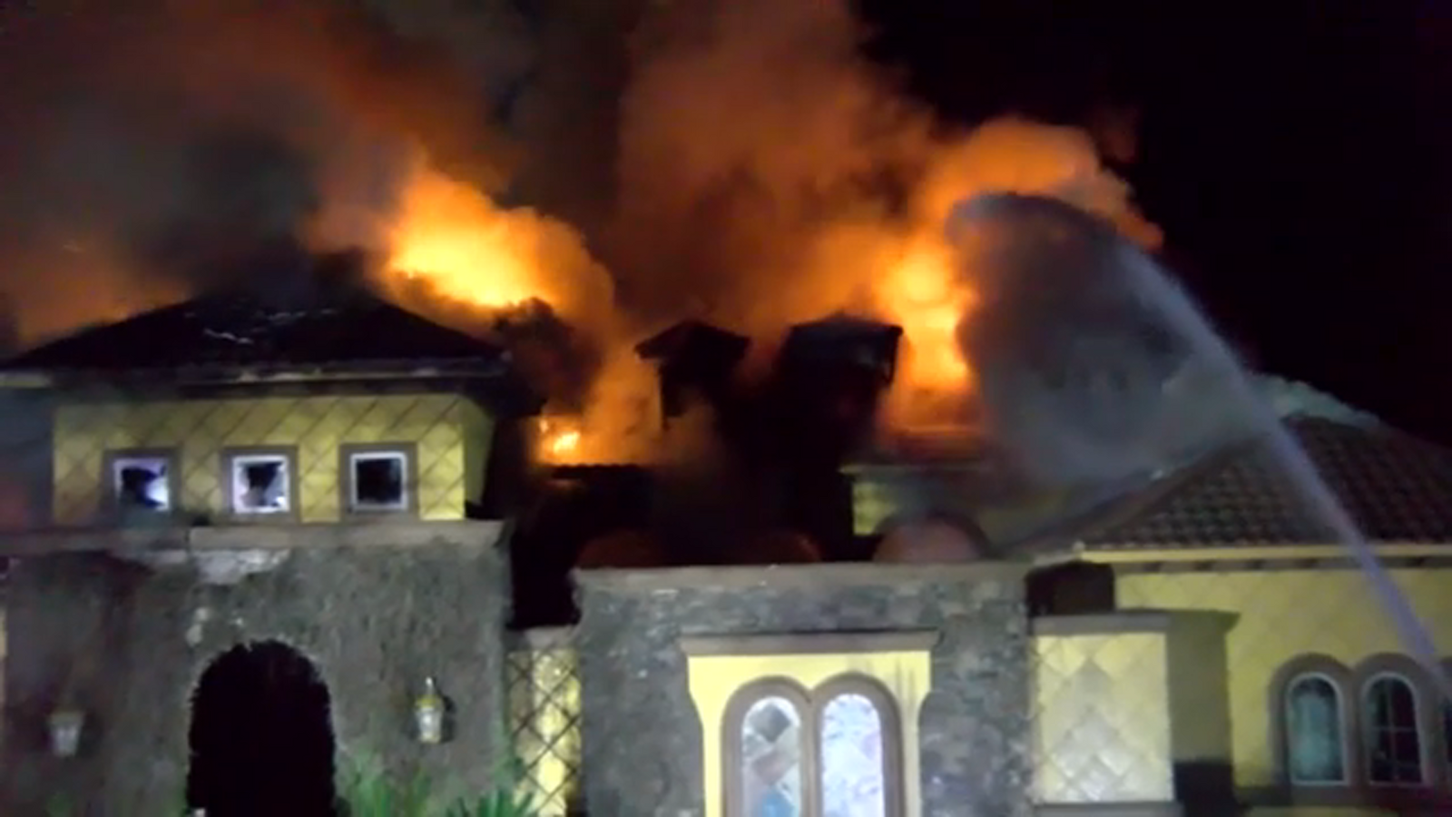 Magnolia house fire: Sarah Archie, 30, charged with arson after allegedly burning down lake house in Montgomery County - Vimarsana News