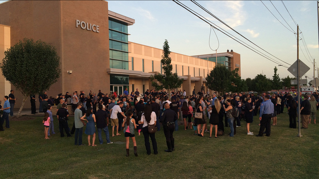 Dozens gather outside Pearland PD to remember officer killed in crash