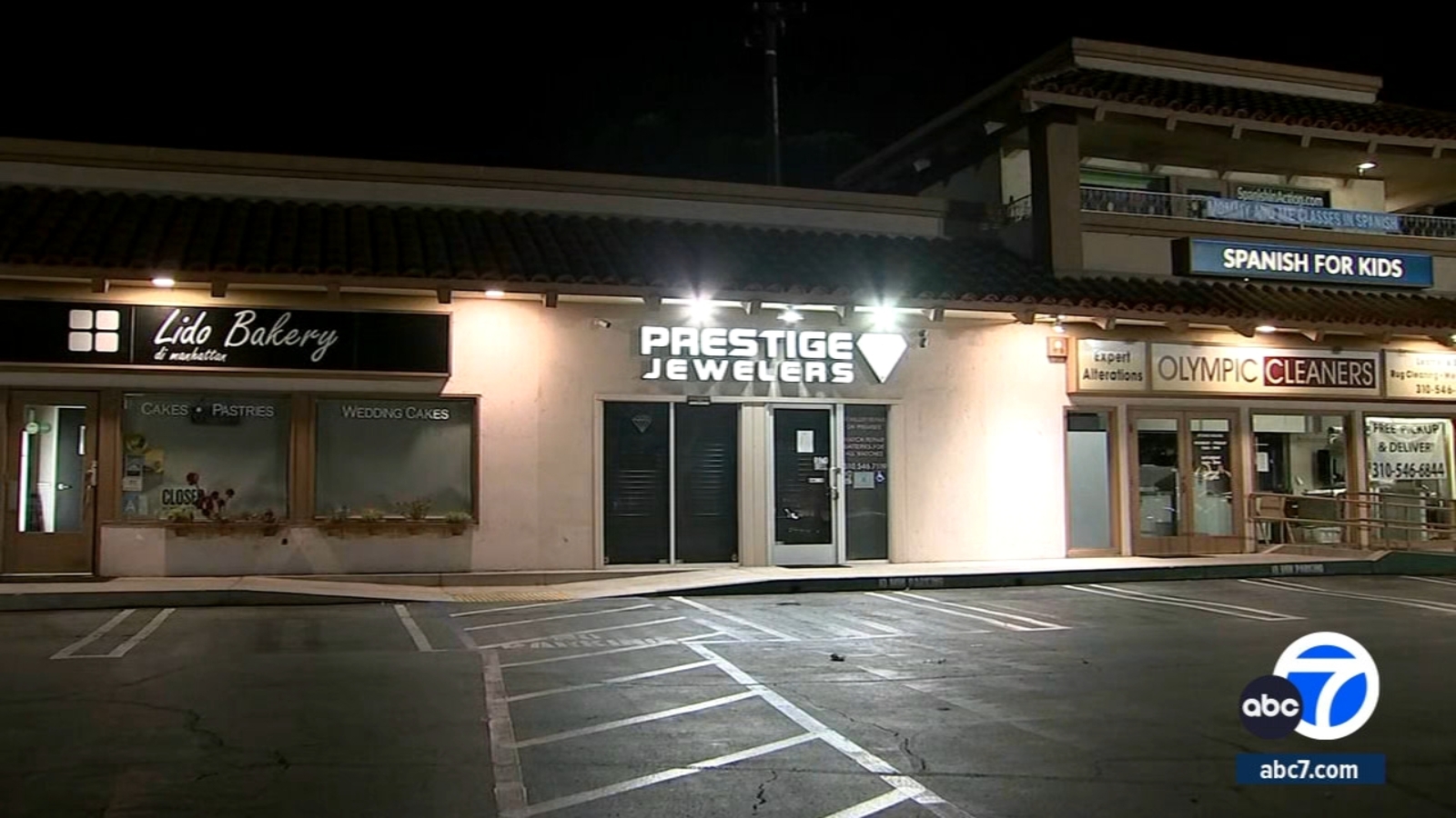 Manhattan Beach jewelry store employee opens fire on robbers - Vimarsana News