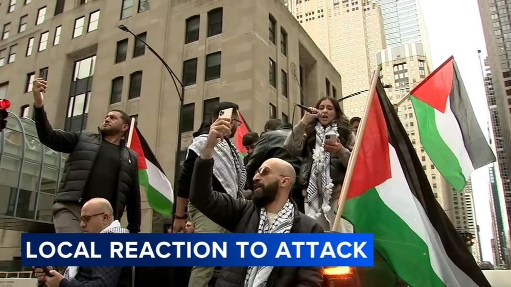 Hundreds of Palestinians march through downtown Chicago
