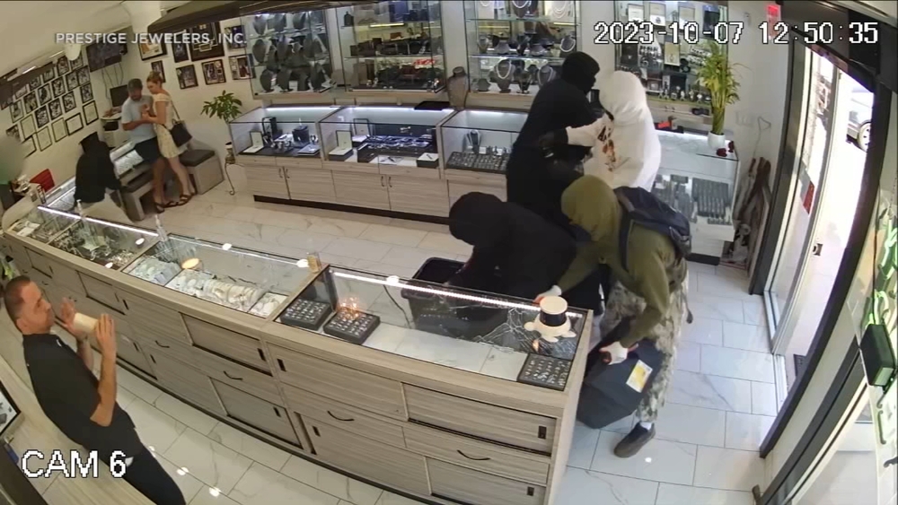 New video shows jewelry store worker shoot at smash-and-grab suspects