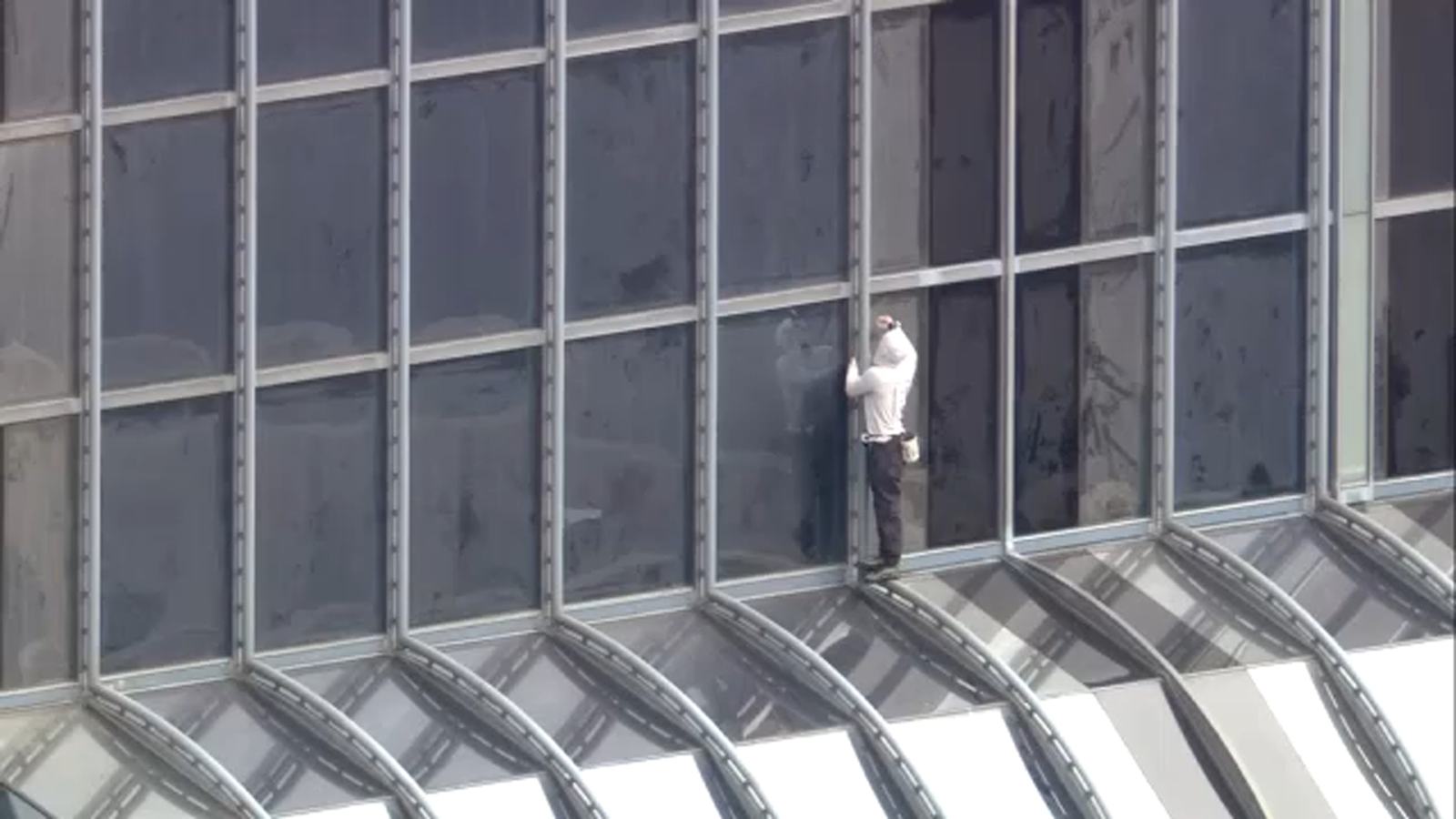 Man faces trespassing reckless conduct charges after climbing Accenture Tower in the West Loop Man faces trespassing reckless conduct charges after climbing Accenture Tower in the West Loop