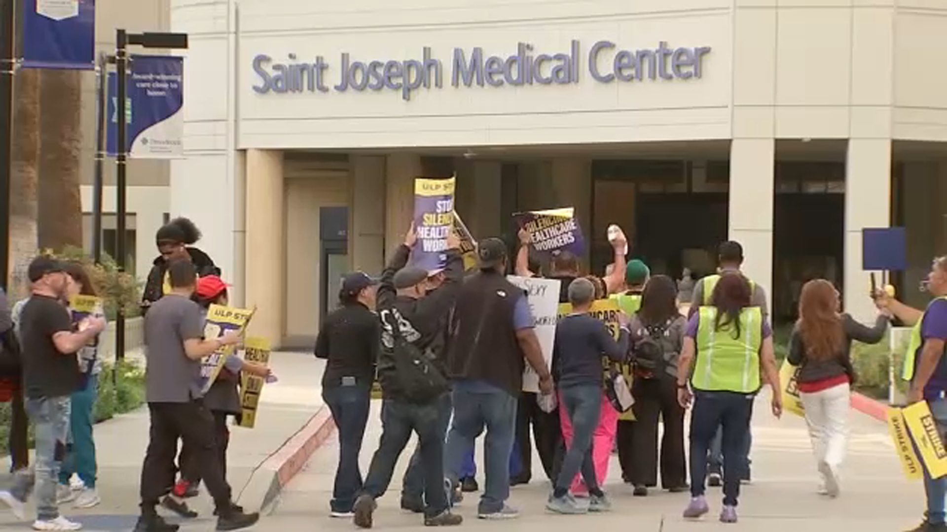 Cientos de trabajadores de salud en Burbank inician huelga de 5 días