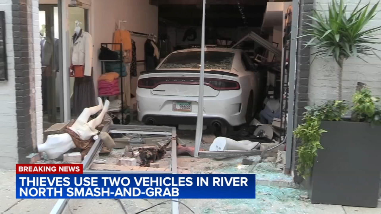Burglars use 2 vehicles to smash into River North store