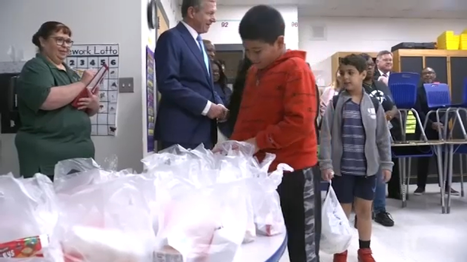 Governor Roy Cooper announces more funding for school meals - Vimarsana News