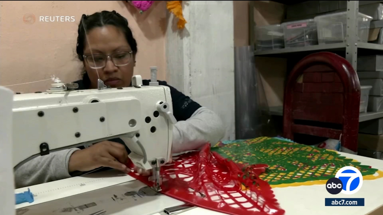 Artesanos en México honran tradición especial - arte del papel picado