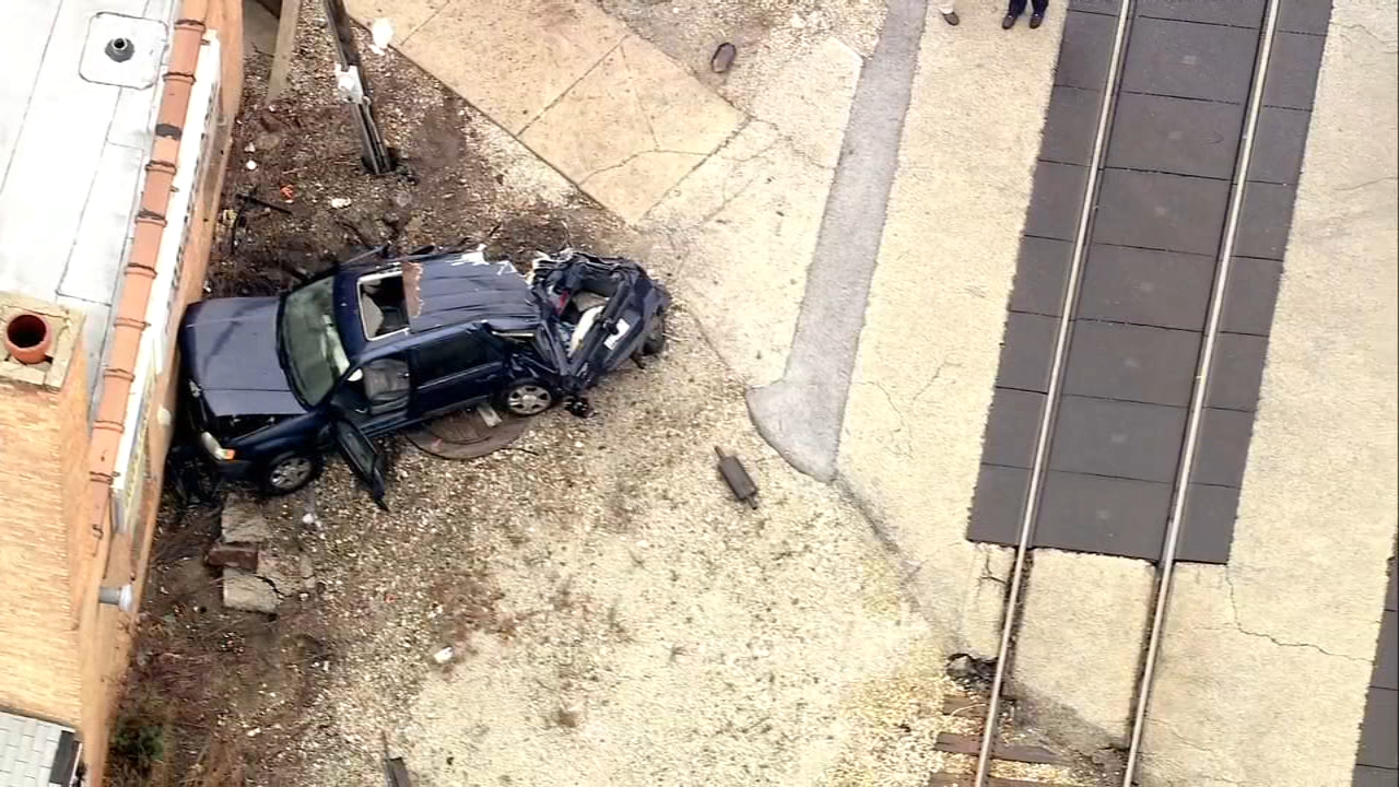 Metra train strikes train in Oak Lawn