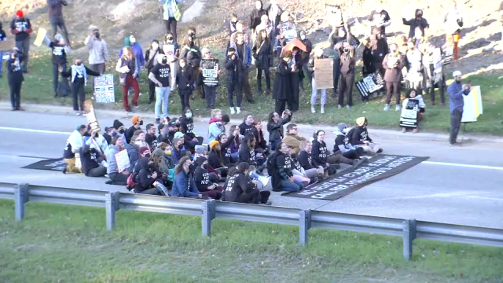Durham Freeway traffic: Protesters block NC-147 to call for ceasefire in Middle East - Vimarsana News