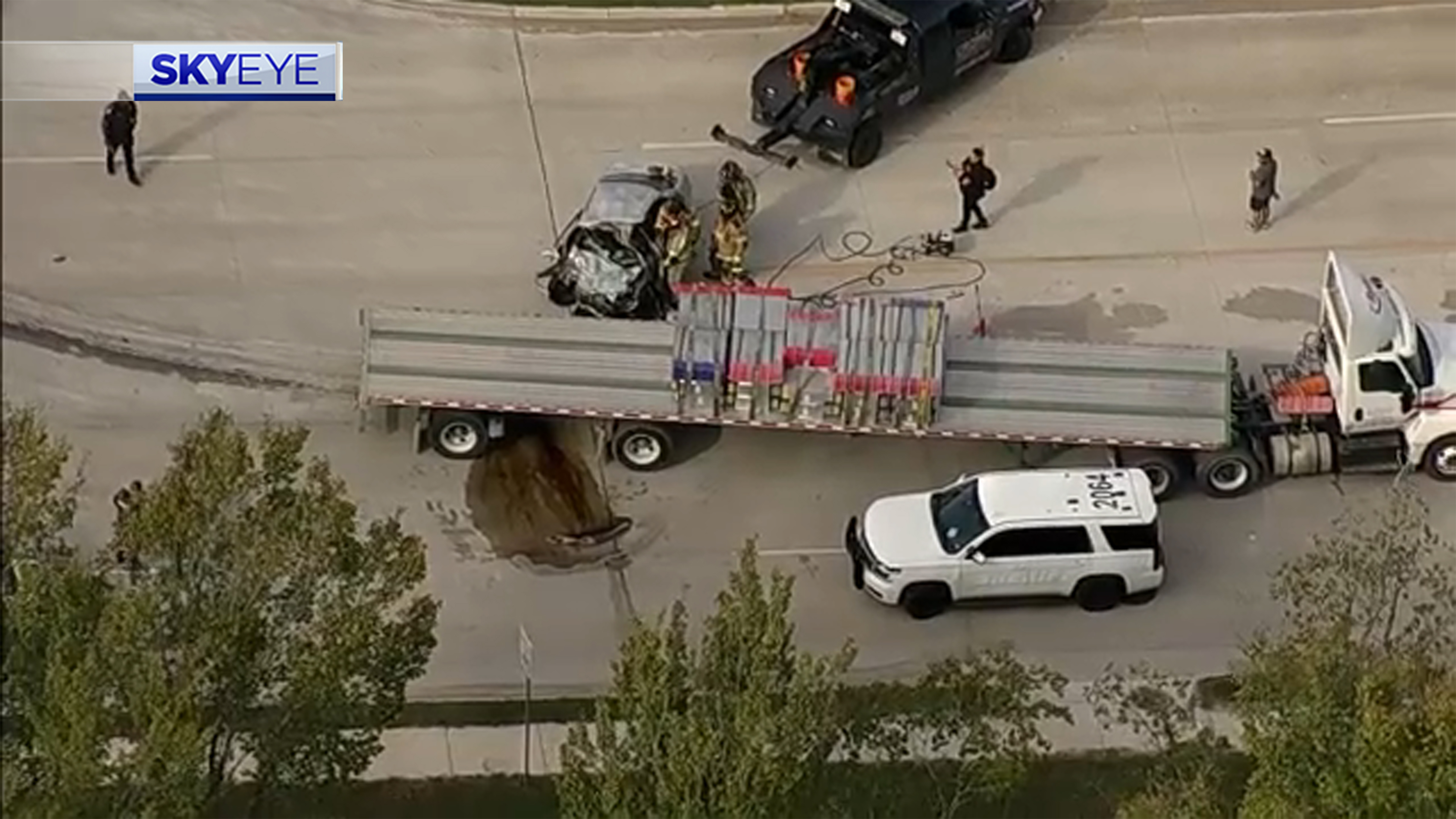 18-wheeler and sedan involved in deadly crash in northeast Harris Co.