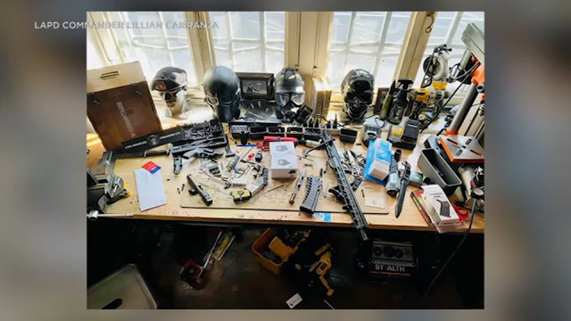 Hallan arsenal masivo de armas tras tiroteo en centro de Los Ángeles