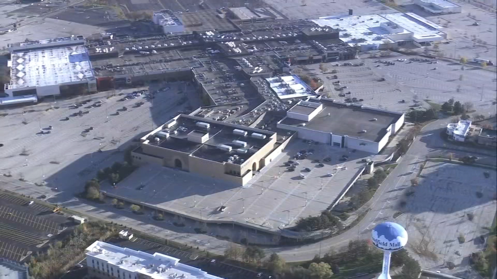 Schaumburg robbery: Woman, infant robbed at gunpoint in Woodfield Mall parking lot; suspect later spotted near Oakbrook Center - Vimarsana News