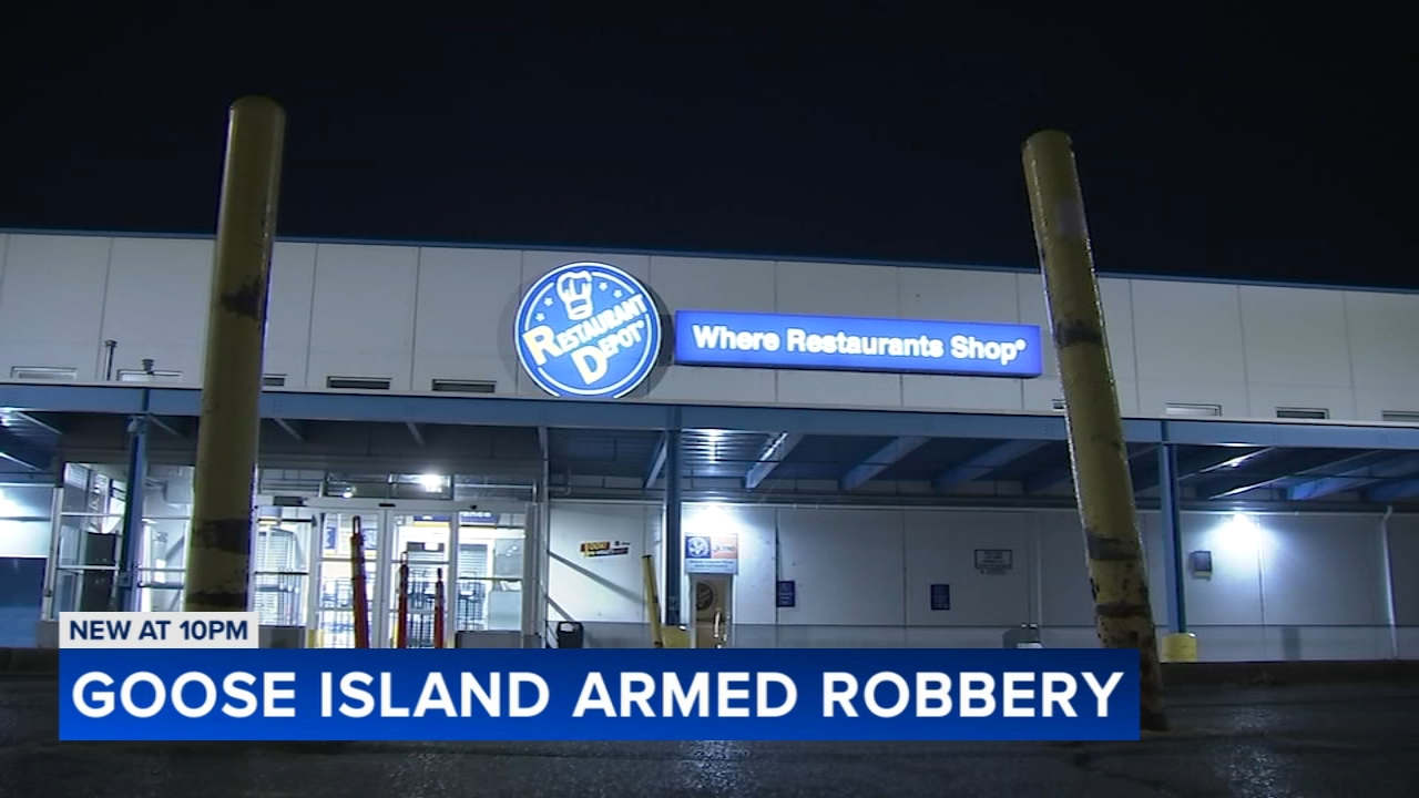 Store employee, customer among 5 robbed at gunpoint on North Side