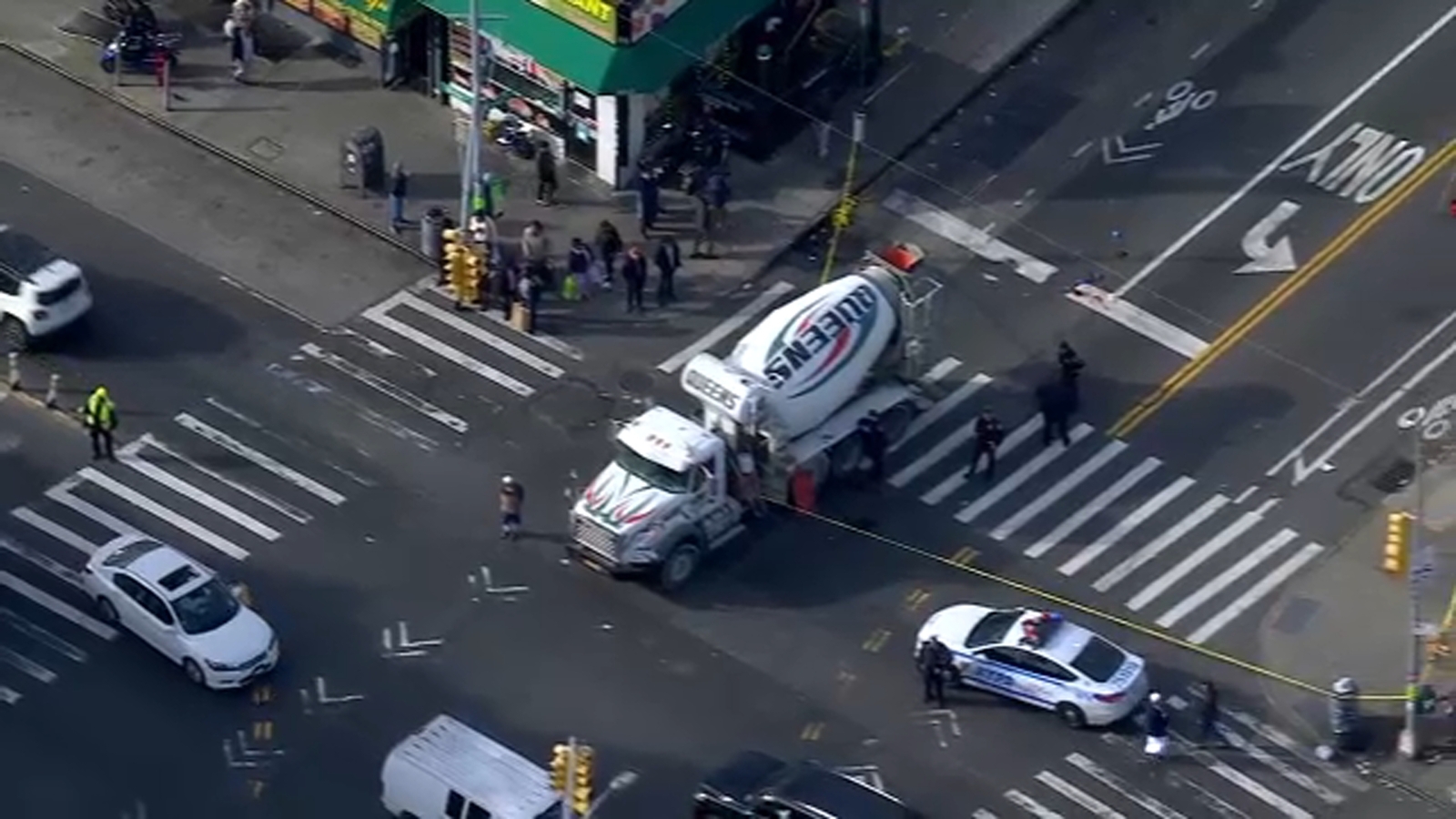 Pedestrian, 60, struck by cement truck while crossing the street in Jamaica, Queens: police - Vimarsana News
