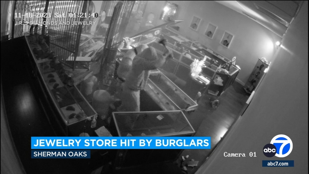 Thieves ram SUV into Sherman Oaks jewelry store during heist