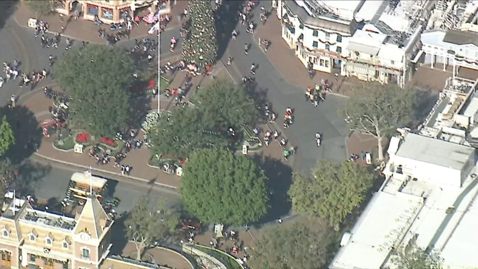 Parkgoers injured after light pole knocked over by winds on Main Street, Disneyland - Vimarsana News