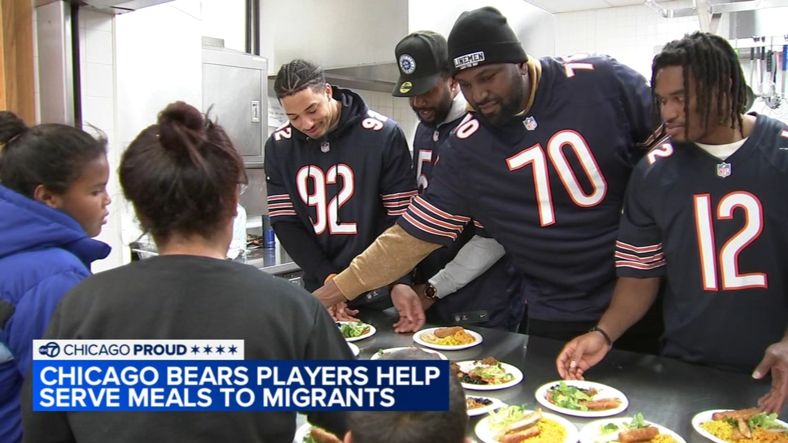 Chicago Bears players help serve meals to migrant families at Salvation Army event in Little Village - Vimarsana News