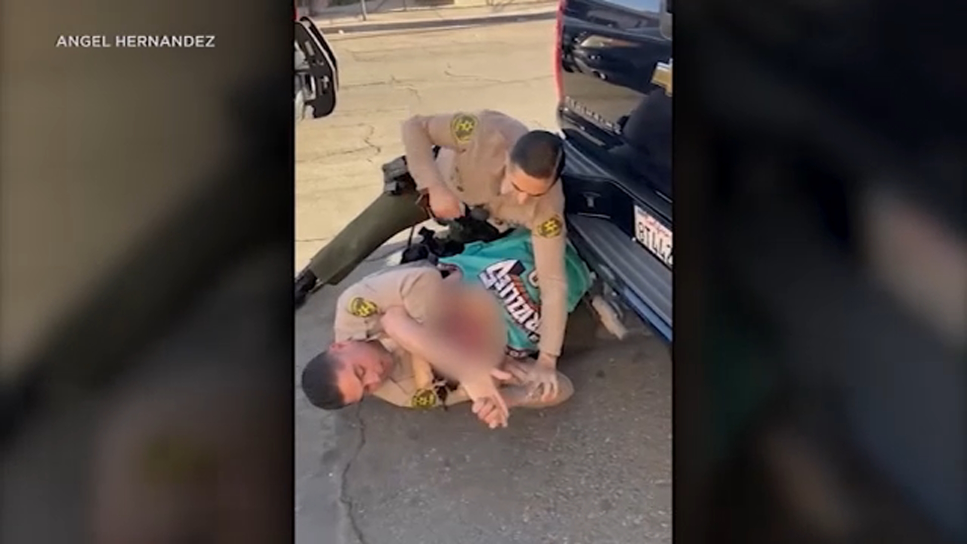 Video muestra a agentes estrangulando y golpeando a un amputado