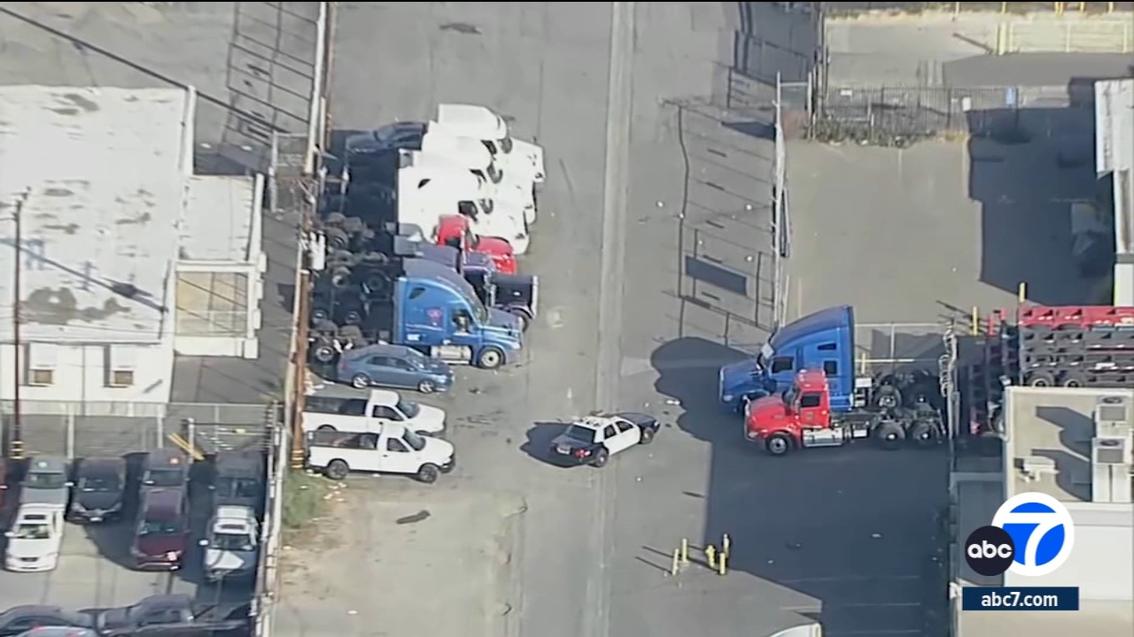 2 killed, 1 wounded in shooting in industrial area near Willowbrook