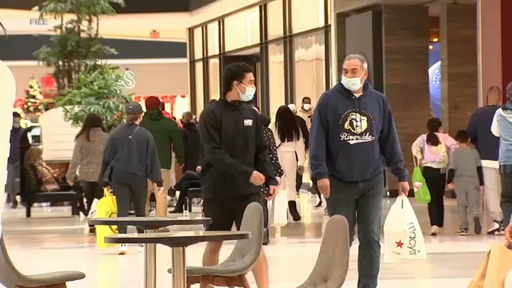 Consumidores disfrutan de las ofertas del Black Friday en Glendale