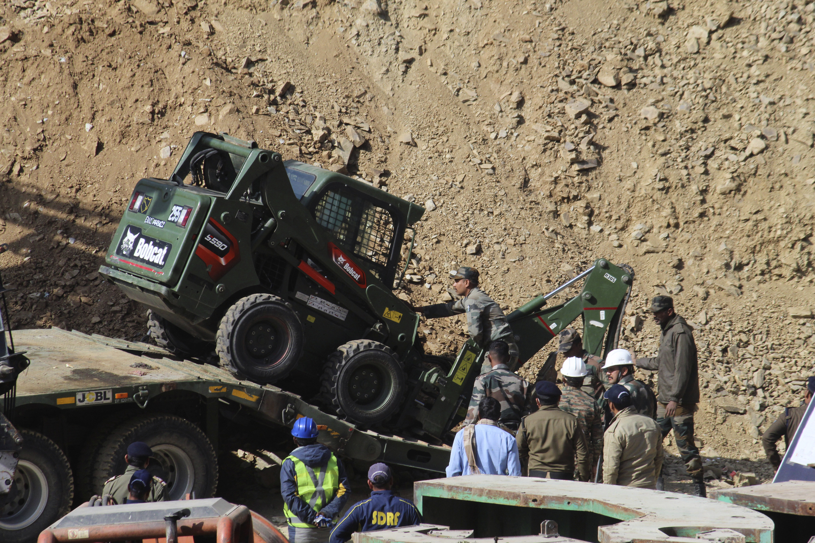 Uttarakhand tunnel rescue: Rescuers using hand-held drills to free 41 workers trapped for over 2 weeks after India tunnel collapse - Vimarsana News