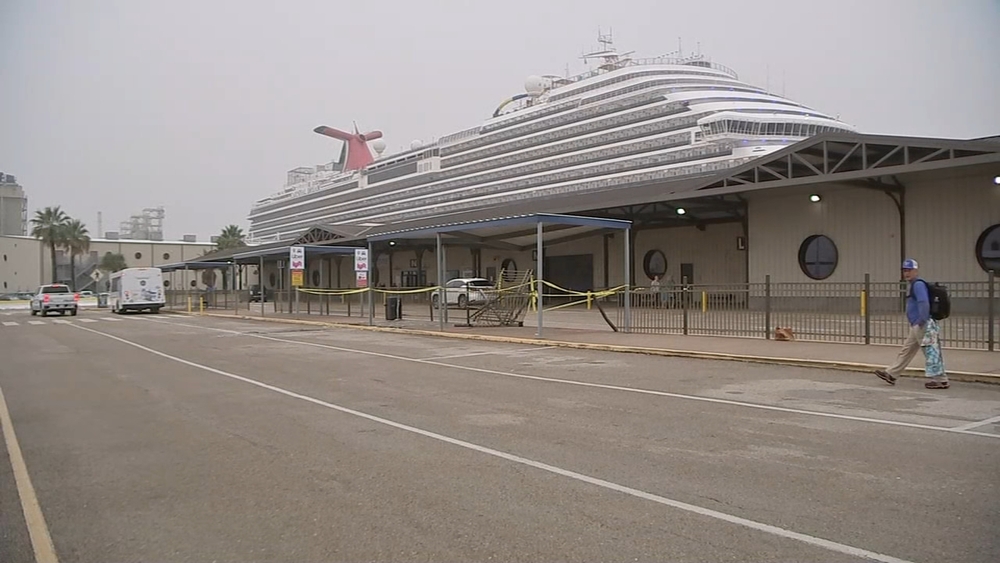 4 hurt after suspected driver ran though cruise terminal gate, Galveston police say