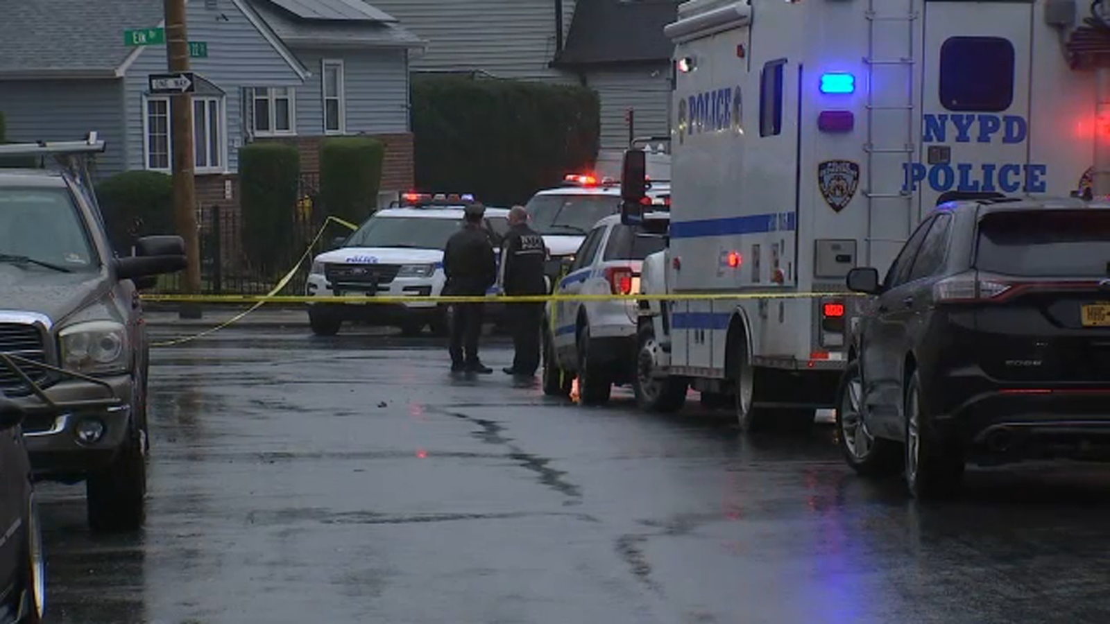 Far Rockaway deadly stabbing: 5 stabbed, 4 fatally in Queens; suspect shot, killed after injuring 2 officers, New York police say - Vimarsana News
