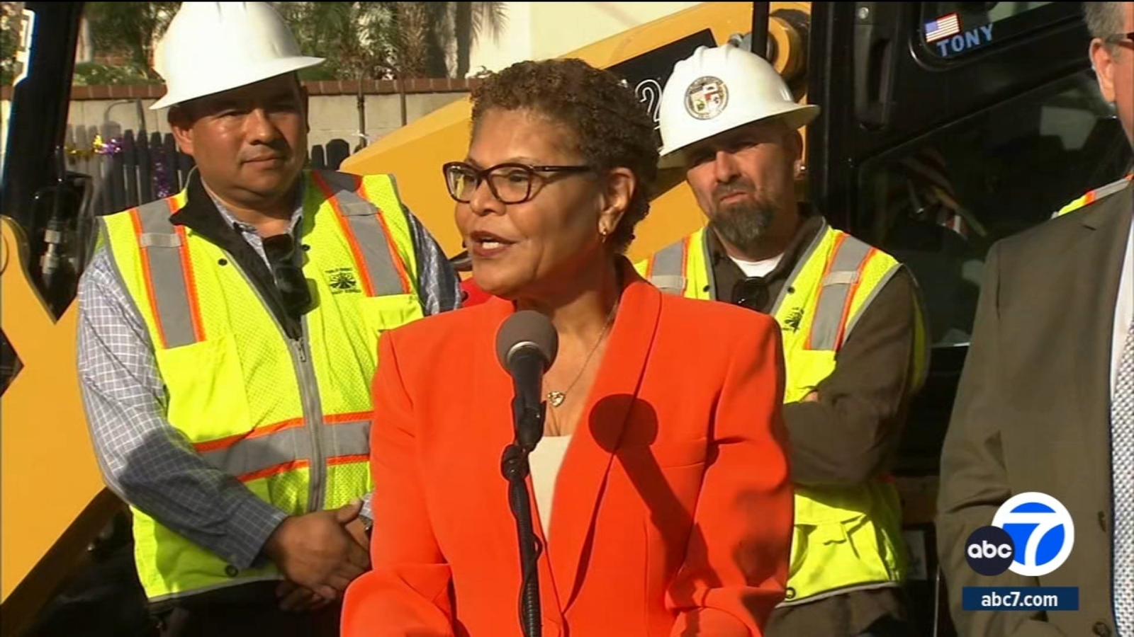 Karen Bass begins tour of LA to highlight her first anniversary as mayor - Vimarsana News