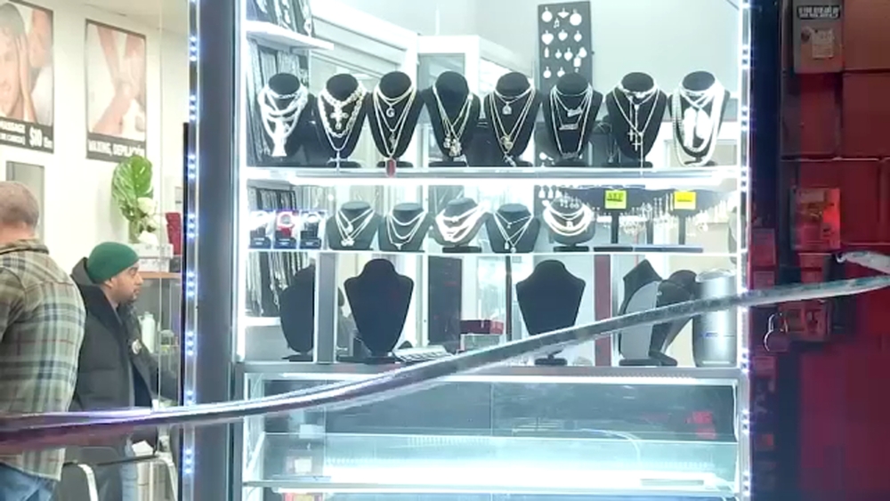 Owner shot during robbery inside Queens jewelry store