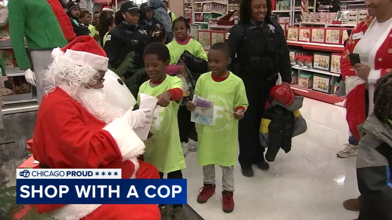 Former Chicago Bear Israel Idonije holds 18th annual Shop with a Cop event