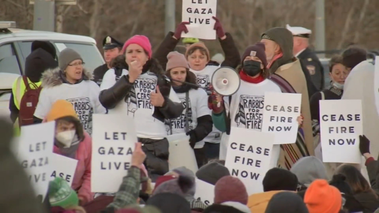 Gaza ceasefire protest blocks traffic on I-76 in Center City Philadelphia