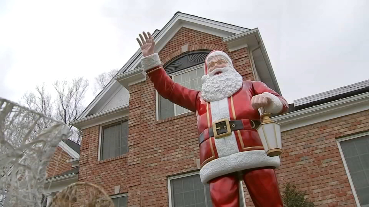 Suspects caught on camera vandalizing Christmas decorations 