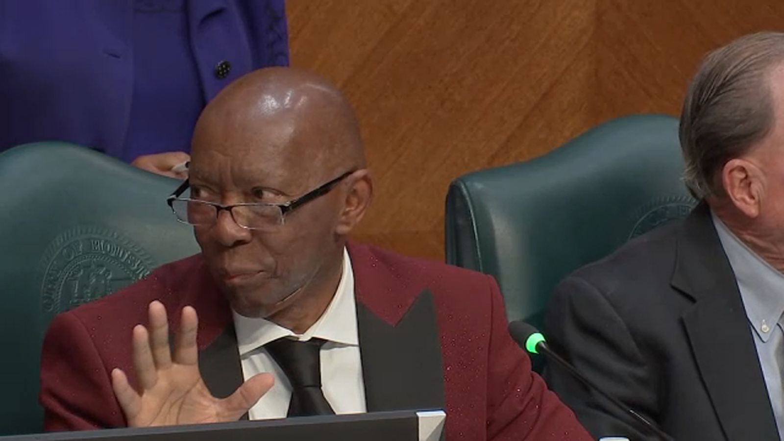 Houston Mayor Sylvester Turner attends last council meeting where debate over Hobby Airport restaurant contracts filled the room - Vimarsana News
