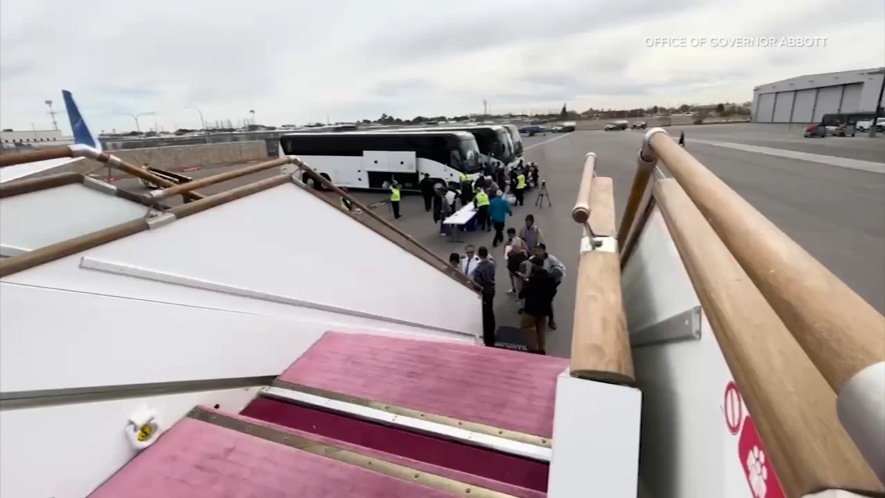 Gov. Abbott staffer calls Biden admin hypocrites over border response