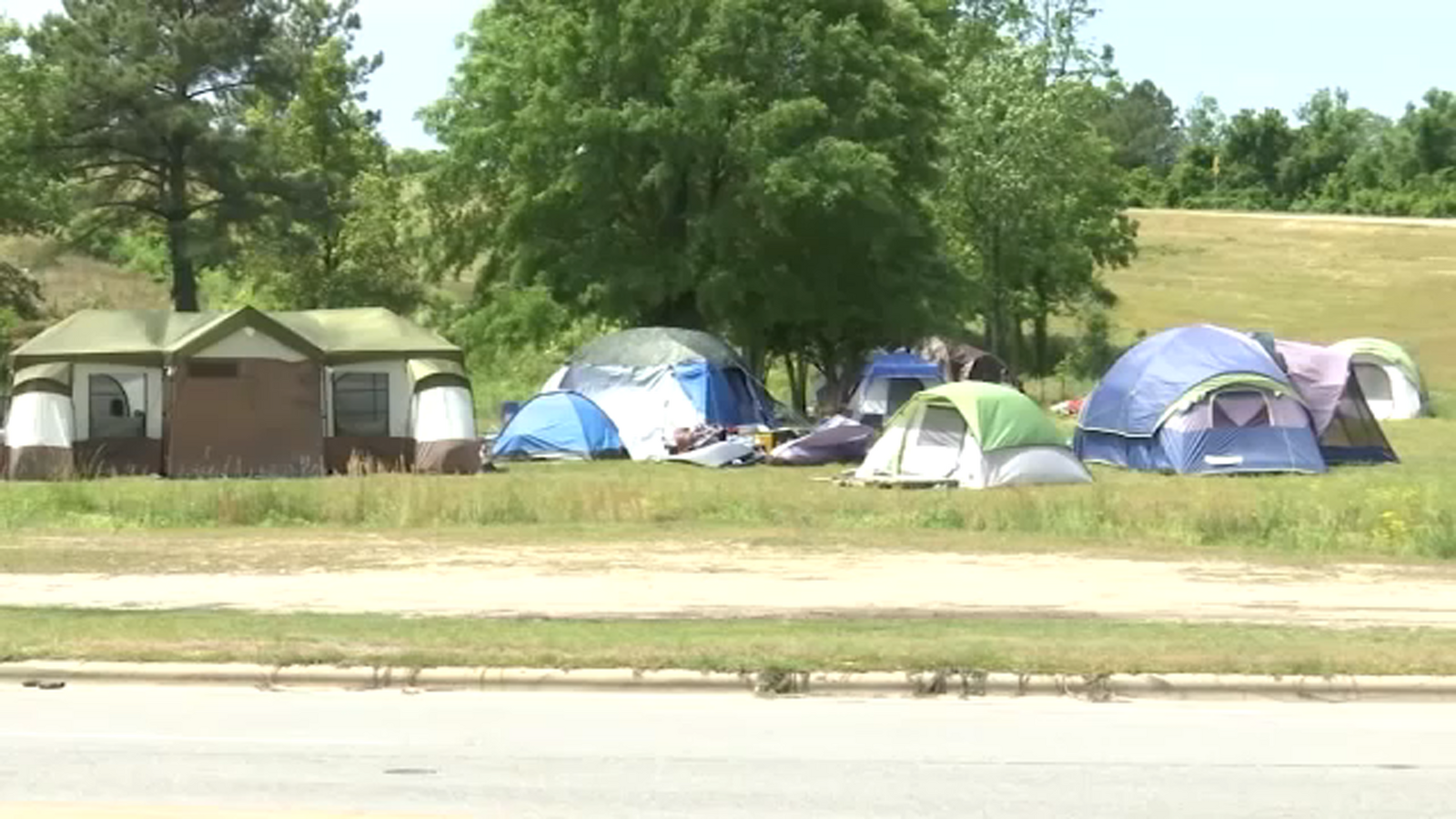 Busing homeless | Fayetteville white flag shelters run out of beds, city leaders bus homeless to Durham Rescue Mission shelter - Vimarsana News