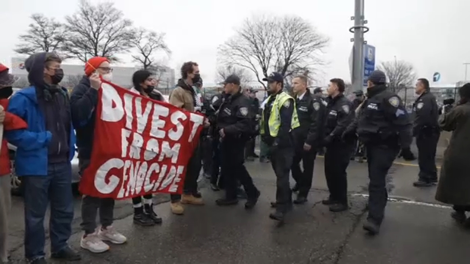26 pro-Palestinian protesters arrested after blocking traffic at John F. Kennedy Airport in NYC - Vimarsana News